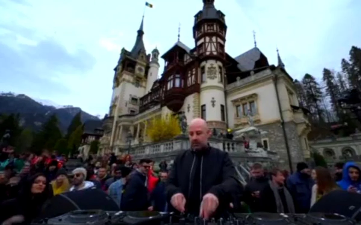 DJ Oxia a mixat pe platoul din faţa castelului Peleş din Sinaia