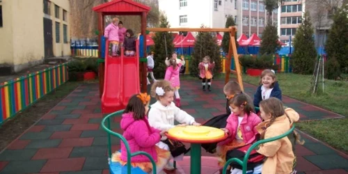 Copiii au acum un loc de joacă sigur şi modern