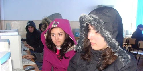 Elevii scapă de frigul din clase