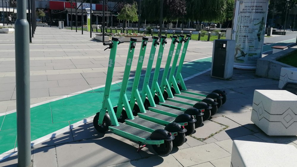 Un oraș din România interzice trotinetele electrice de închiriat, după moartea unui adolescent 