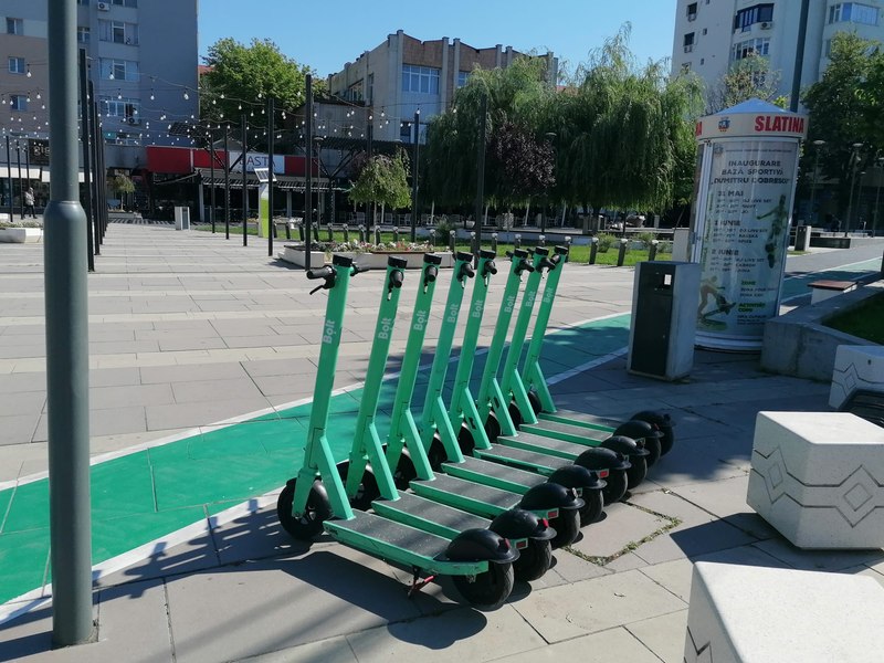Trotinetele electrice încing spiritele într-un oraș din România. „Doi pe trotinetă, fără cască și cu viteză. Pericol real” VIDEO