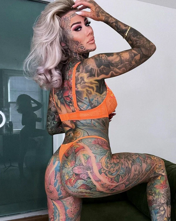 Becky are tatuaje din cap până în picioare (Foto: Instagram)