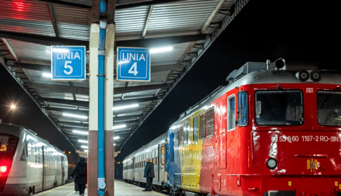 Unele trenuri aflate în circulaţie după ora 4 AM vor opri în stațiile de parcurs. FOTO CFR Călători