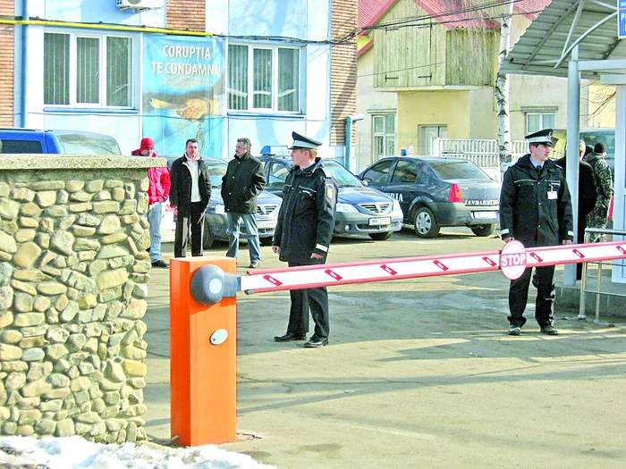 Anchetaţi şi pentru trafic cu ţigări