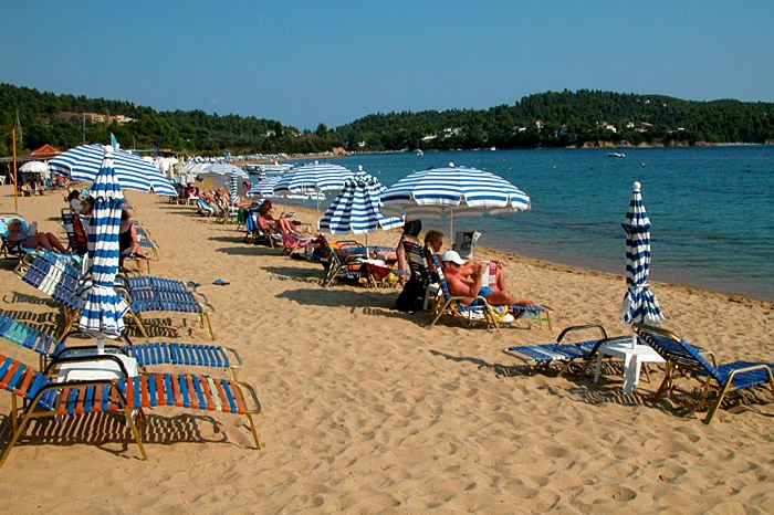 Plaja Koukounaries din insula Skiathos este considerată una dintre cele mai frumoase din Grecia. FOTO sailingreekwaters.wordpress.com