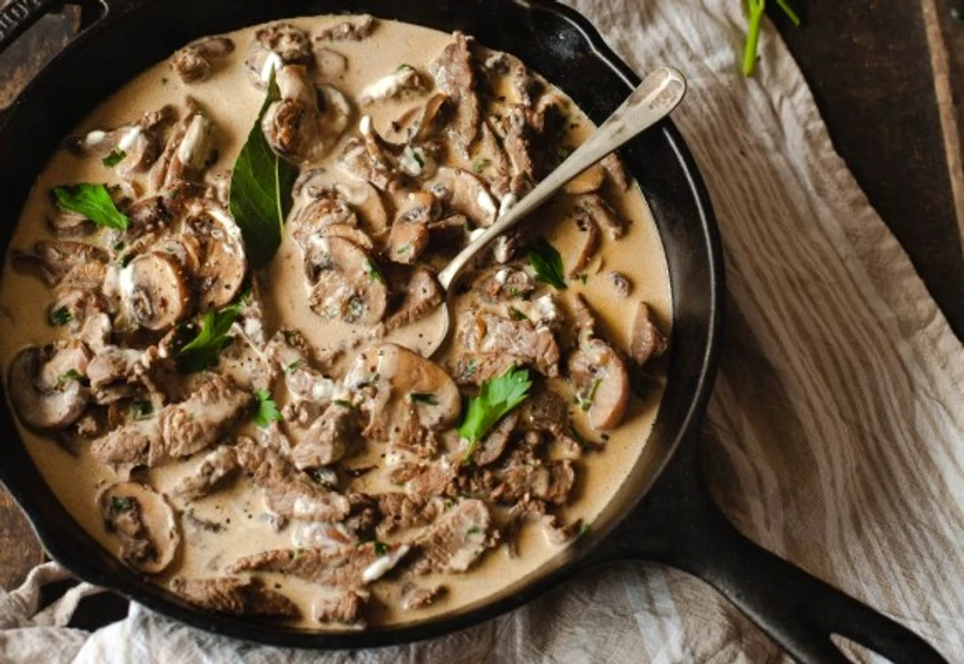 
    O reteta de carne cu ciuperci, scaldată intr-un sos cremosclickpoftabuna.ro  