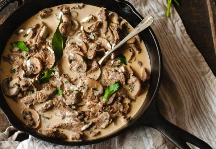 O reteta de carne cu ciuperci, scaldată intr-un sos cremosclickpoftabuna.ro