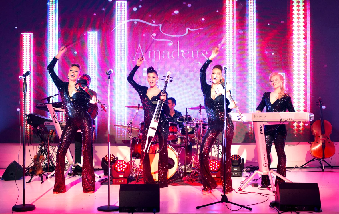 
    Fetele de la Amadeus fac show total în patru ţinute de excepţie  