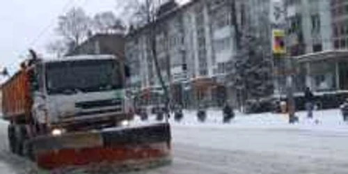 Secţia Drumuri Naţionale acţionează cu două utilaje pe drumurile din Neamţ