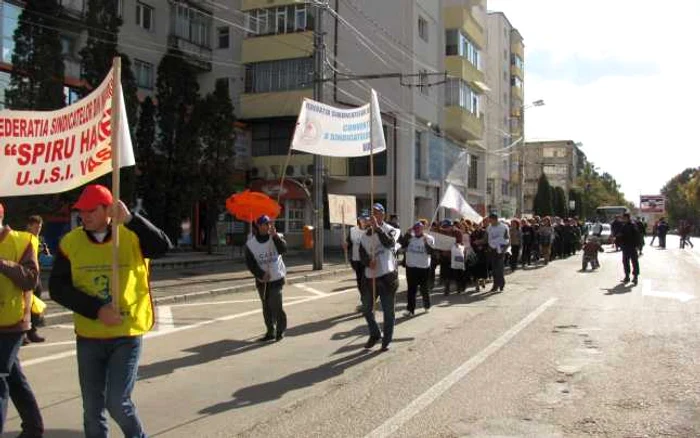 Profesorii au mărşăluit către IŞJ