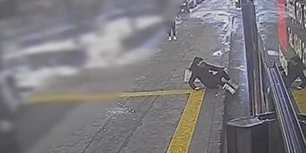 fata impinsa din autobuz jpg