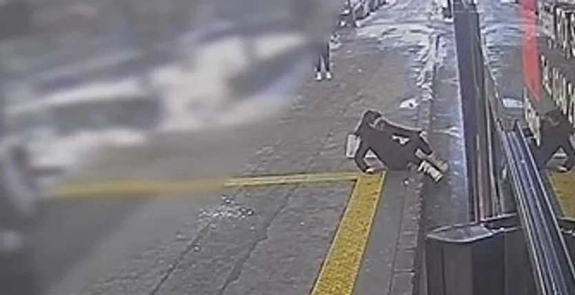 Căutat de poliție după ce a împins o fată din autobuz