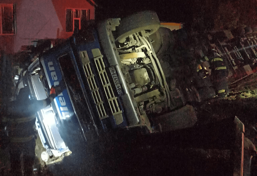TIR din Ucraina, răsturnat la intrarea în Huși. Șoferul a refuzat să fie dus la spital