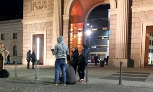 solista a pozat penntru un fotograf italian in mijlocul strazii jpeg