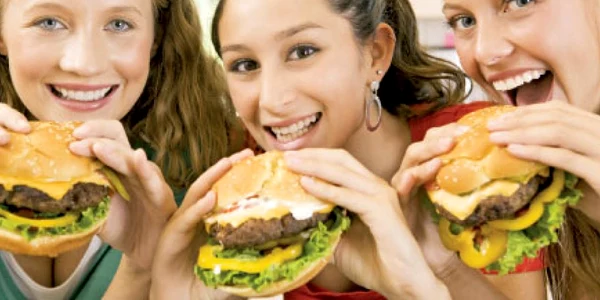 Alimentele fast-food sunt bogate în grăsimi saturate, care se depun, în timp, pe vasele de sânge