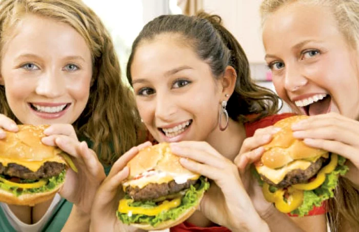 Alimentele fast-food sunt bogate în grăsimi saturate, care se depun, în timp, pe vasele de sânge