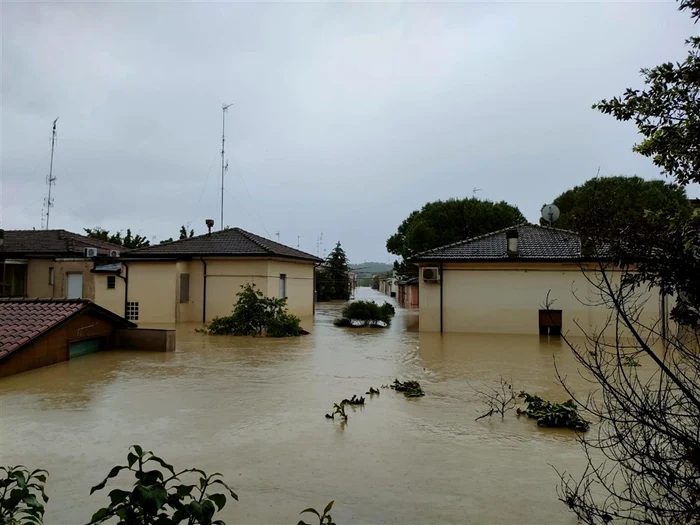 Mii de persoane au fost evacuate din locuințele lor. Foto EPA EFE (Arhivă)