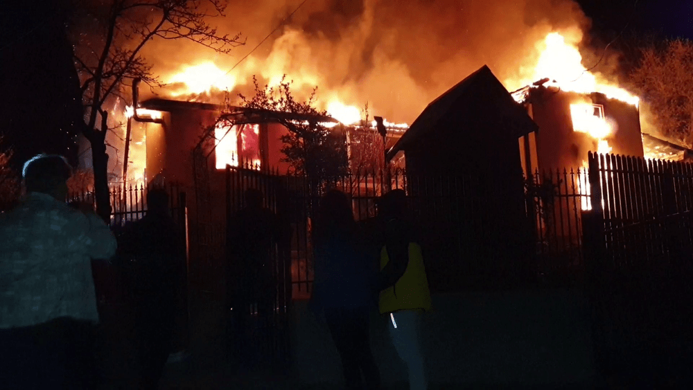 Case distruse de un incendiu uriaș, în noaptea de Înviere. De ce sunt sătenii revoltați pe primar VIDEO