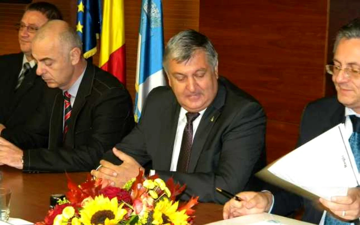 Daniel Ştefan Drăgulin(în centru), primarul Călăraşiului