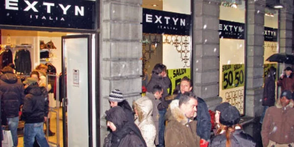 Milanezii s-au grăbit în acest an să caute magazinele cu reduceri la îmbrăcăminte şi la încălţăminte 