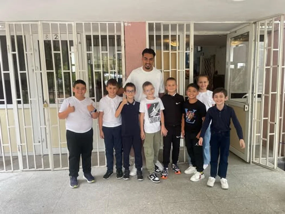 Ștefan Baiaram, vizită emoționantă la fosta sa școală gimnazială. L-au primit cu brațele deschise: „Zâmbetul nu i-a părăsit fața”