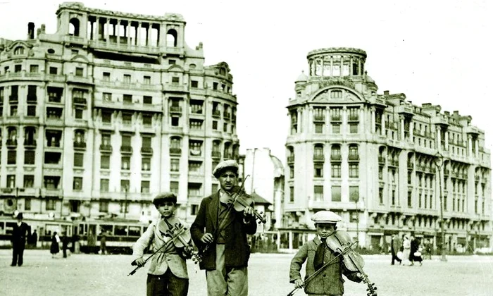 Copii cântând la vioară în centrul Bucureştiului în perioada interbelică. Fotografie de Iosif Berman 