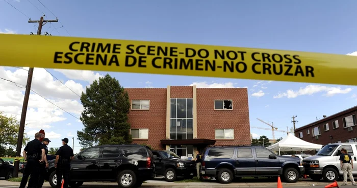 Poliţiştii americani, în timpul percheziţiilor din apartamentului lui James Holmes FOTO: Mediafax/AFP