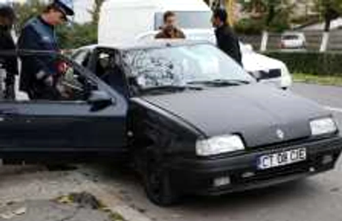 Geamurile autoturismului au fost distruse în timpul scandalului