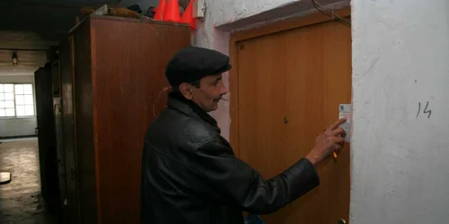 Dacă nu găsesc pe nimeni acasă, recenzorii lasă în uşă un fluturaş prin care înştiinţează data şi ora la care vor reveni pentru recenzare