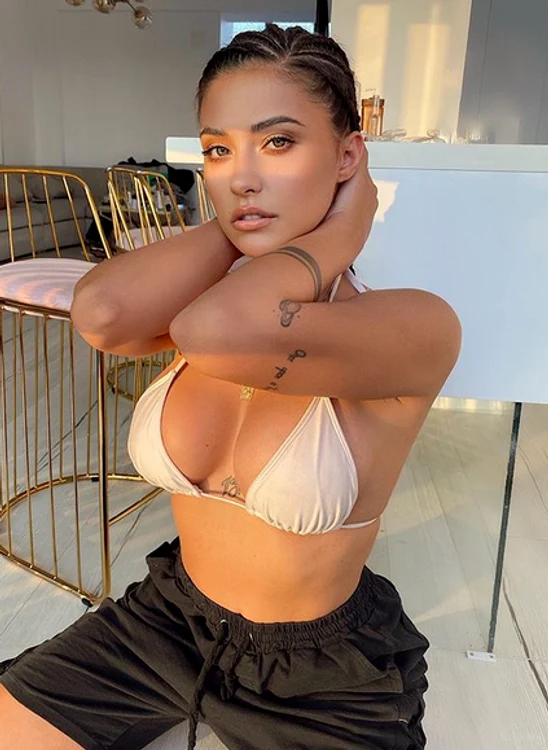 Antonia s-a fotografiat purtând sutien de plajă și bermude