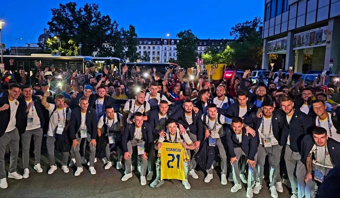 Fotbaliștii lui Edi Iordănescu au fost primiți cu entuziasm la cazarea din Germania (FOTO: frf.ro)