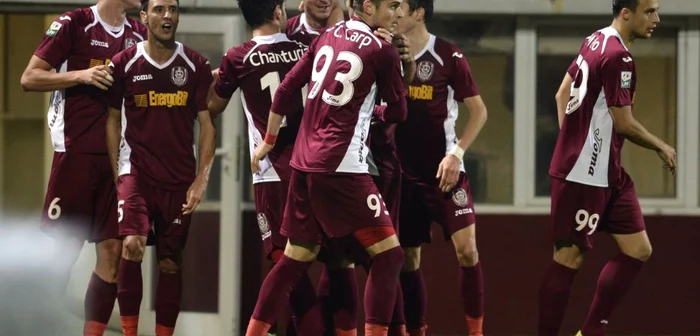 Jucătorii de la CFR Cluj sărbătoresc victoria de la Iaşi cu gândul la Europa anului viitor. N-a fost să fie!foto: Click