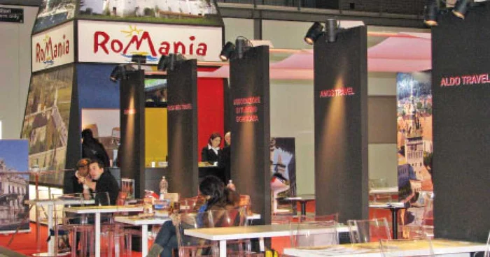Standul României a fost înconjurat de mese pustii la care firmele private şi-au prezentat oferta
