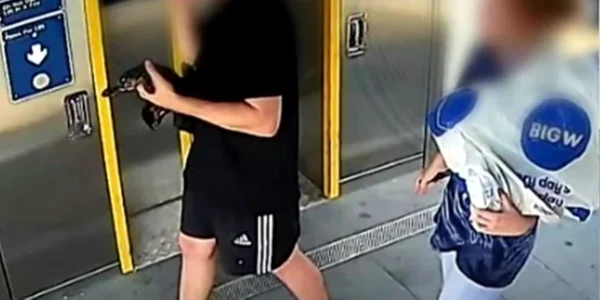 Două persoane, căutate de poliţia australiană după ce au călătorit cu trenul alături de un ornitorinc  Foto Captură video YouTube jpg