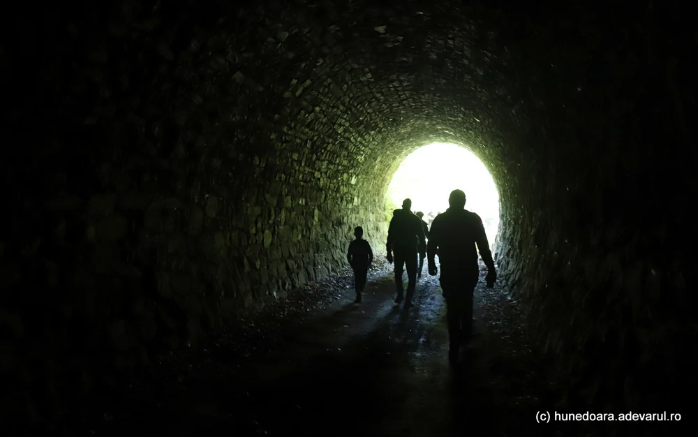 Evadare spectaculoasă din România comunistă: și-a transformat mașina pentru a circula pe calea ferată