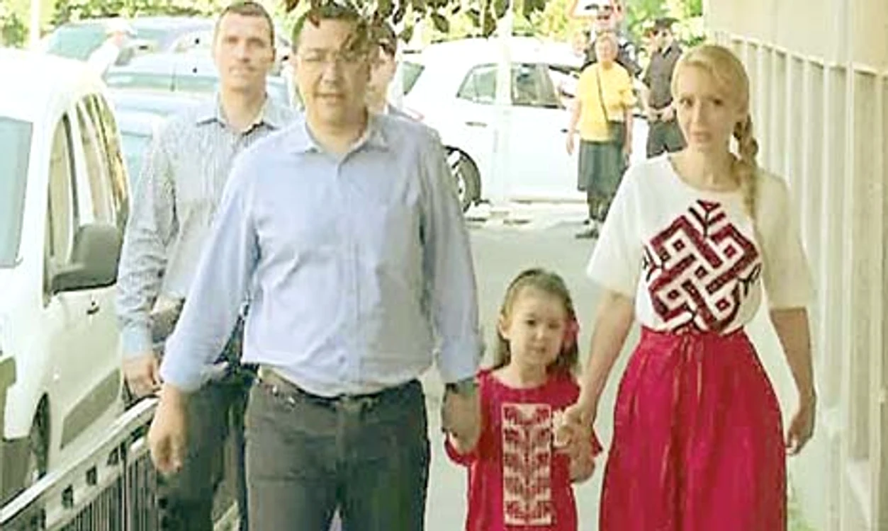 Victor Ponta şi-a pierdut fiica în secţia de votare