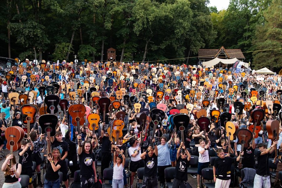 Record la un festival din România: Peste 1.200 de chitariști au cântat au cântat în sincron la Sibiu