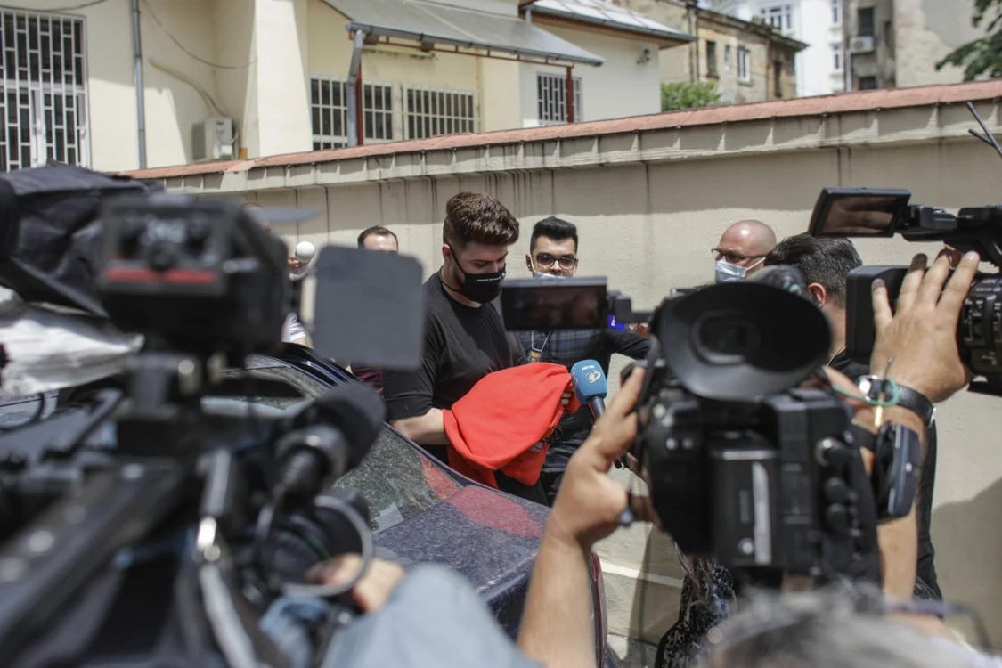 Vloggerul Alexandru Balan „Colo“  în timp de era escortat in afara Secţiei 9 de Poliţie din  Bucureşti FOTO Inquam Photos / Octav Ganea