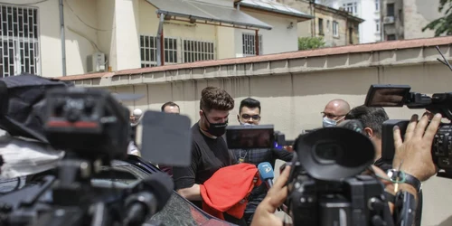 Vloggerul Alexandru Balan Colo este escortat in afara sectiei 9 de politie in Bucuresti FOTO Inquam Photos / Octav Ganea