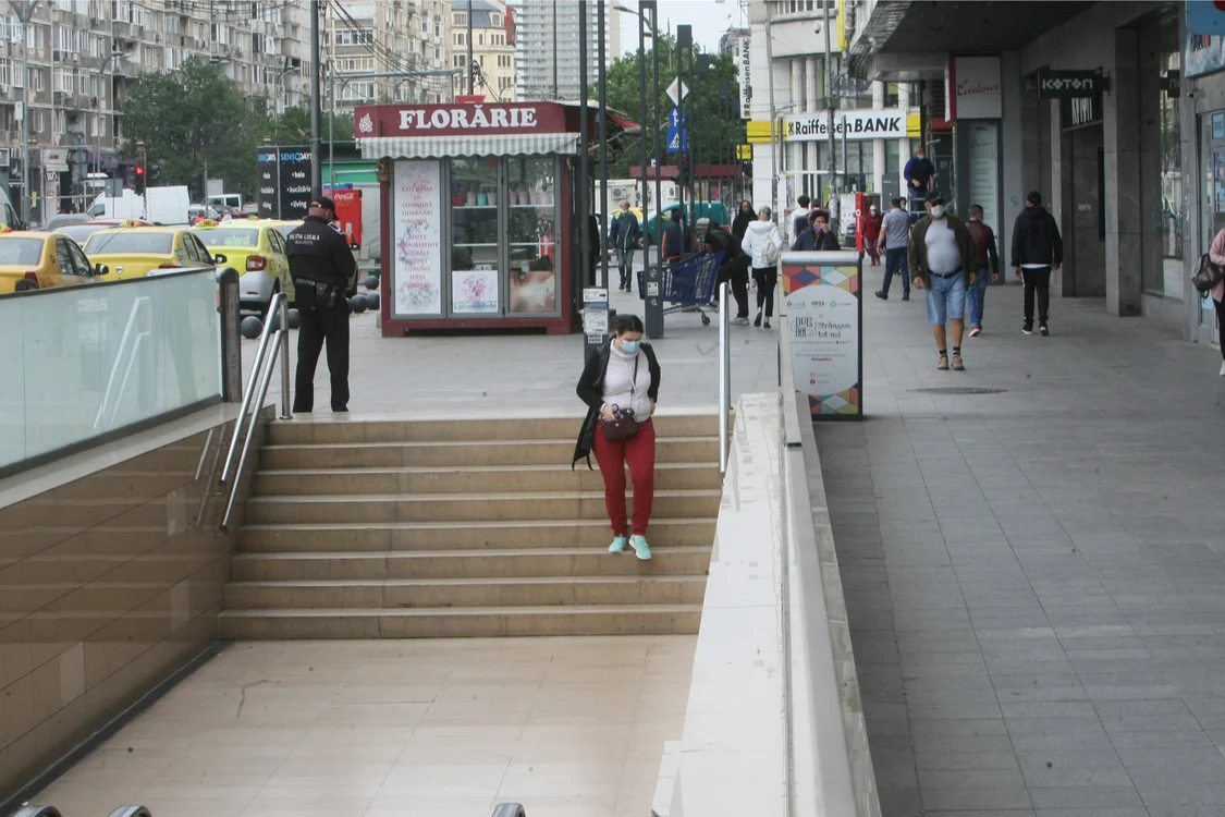 Purtarea măștii este obligatorie începând cu 15 mai 2020 în spațiile comerciale, mijloacele de transport în comun, la locul de muncă și în alte spații închisefoto: Mihai Ionescu
