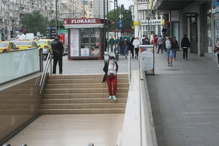 Purtarea măștii este obligatorie începând cu 15 mai 2020 în spațiile comerciale, mijloacele de transport în comun, la locul de muncă și în alte spații închisefoto: Mihai Ionescu