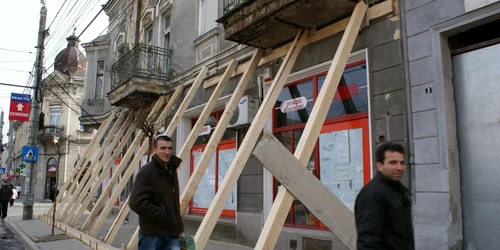 Faţada clădirii de pe Calea Traian este în pericol de prăbuşire
