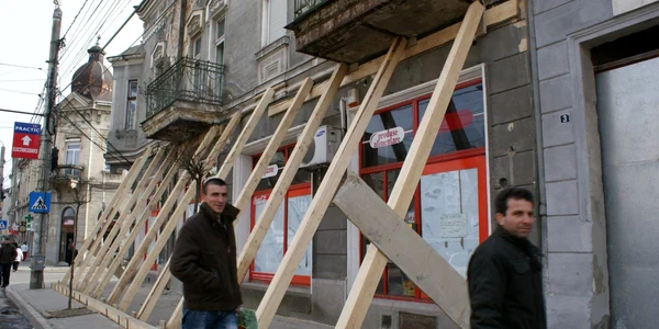 Faţada clădirii de pe Calea Traian este în pericol de prăbuşire