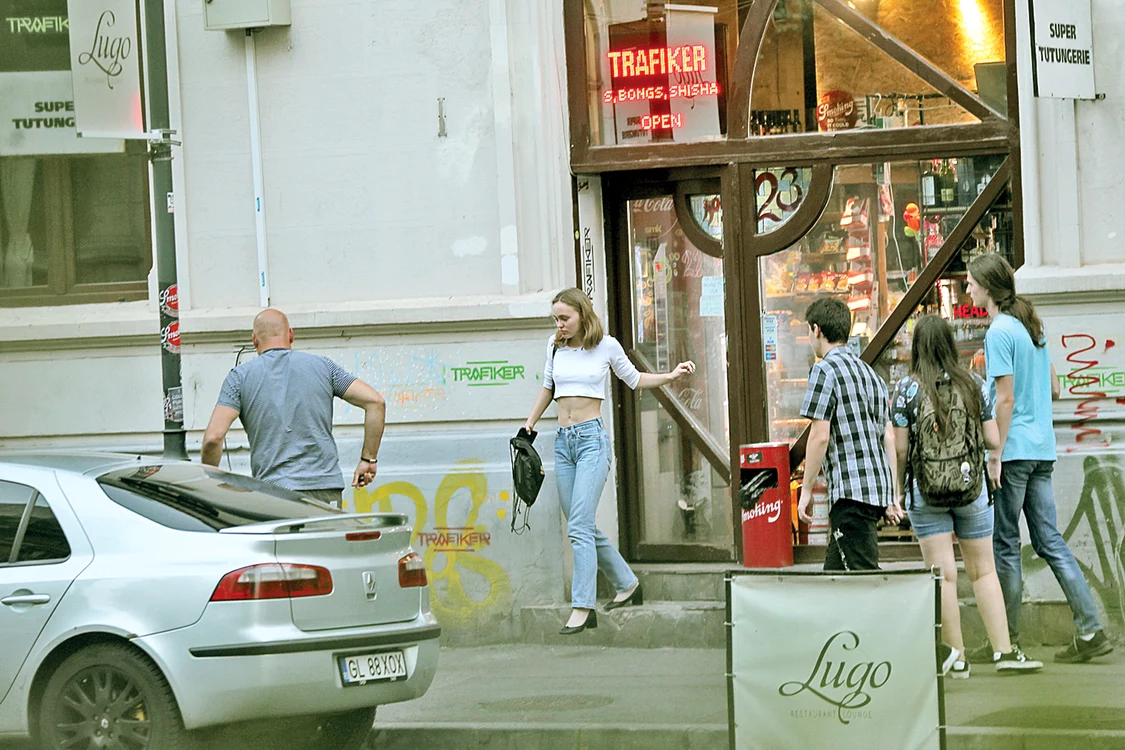 Lily-Rose Depp,  la ieşirea dintr-un  magazin