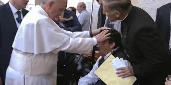 Papa Francisc se roaga pentru un posedat FOTO Ap