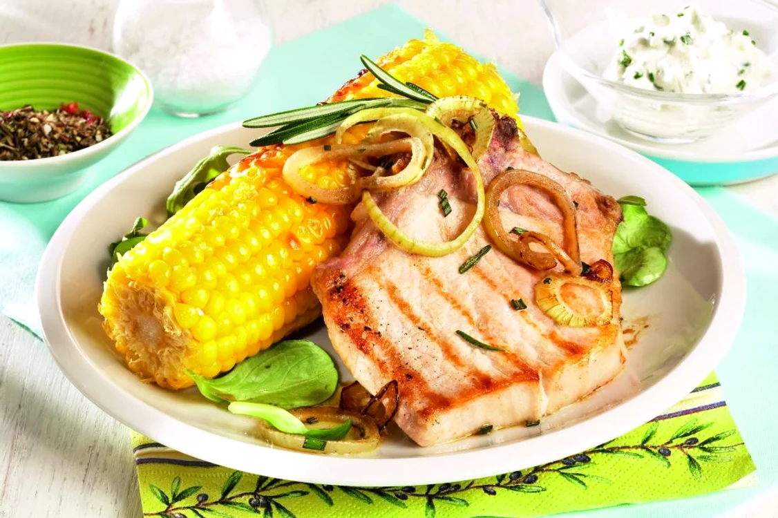 cotlet de porc cu porumb fiert jpeg