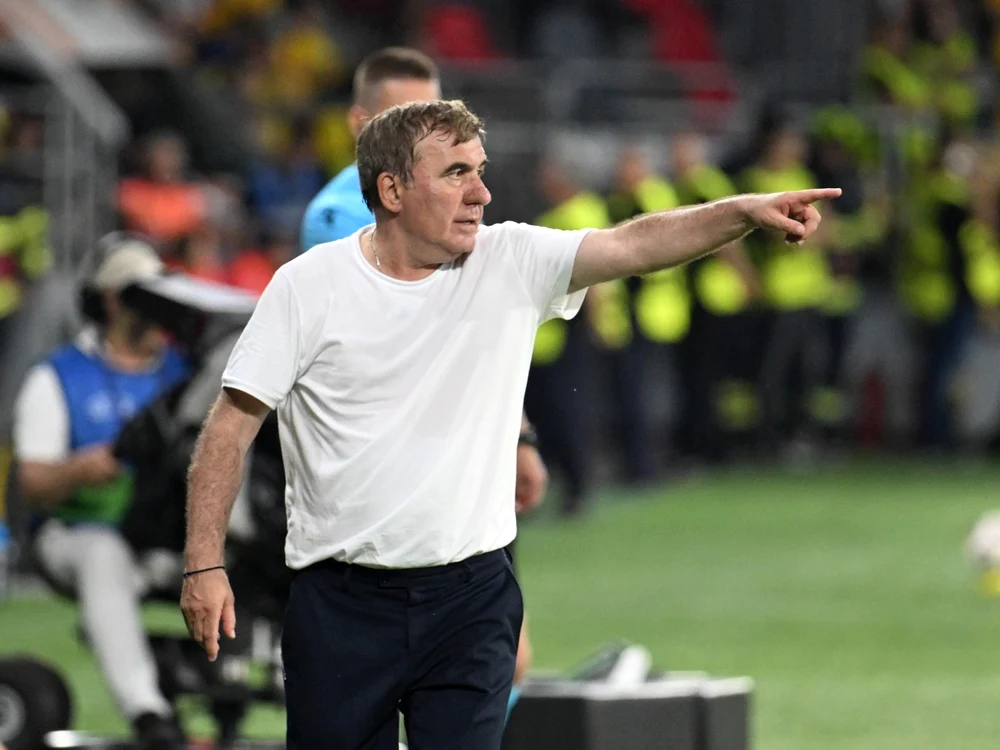 La meciul cu Țara Galilor, Hagi a comunicat tot timpul cu jucătorii săi (Foto: sportpictures)