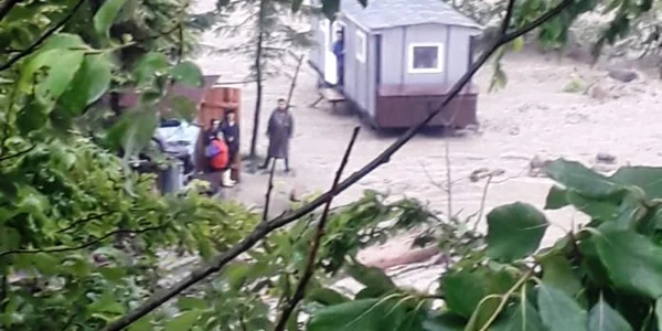 muncitori ramasi izolati in mijlocul apelor