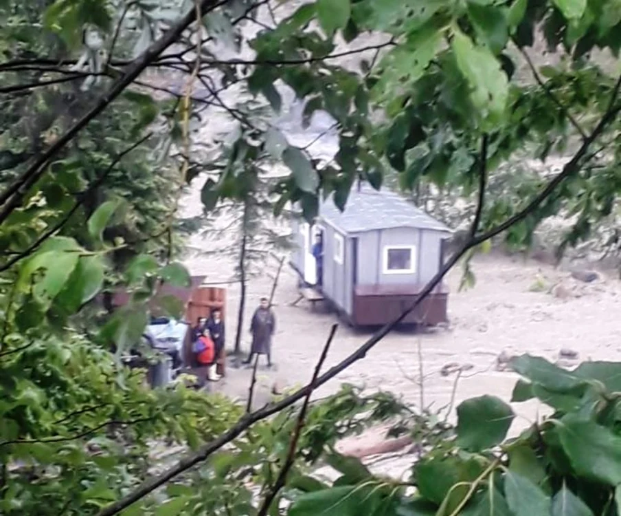 Vagonul se află în mijlocul apelor la Nereju