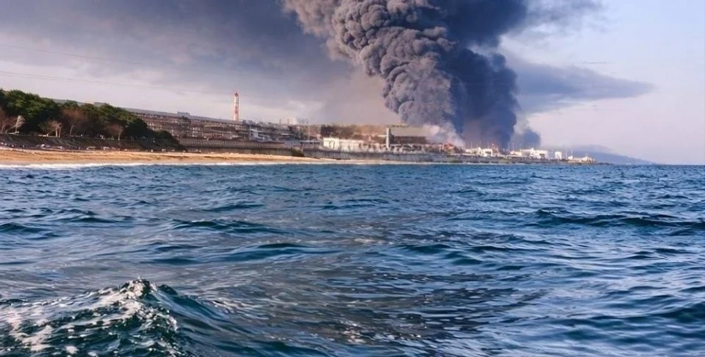 Dezastru ecologic la Tuapse: „Ploaie neagră” după incendiul la o rafinărie și scurgeri de petrol în Marea Neagră